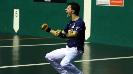 Jokin Altuna celebra un tanto en un partido anterior del Parejas.