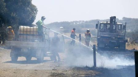 Buques militares evacúan a las personas atrapadas en Australia por los incendios