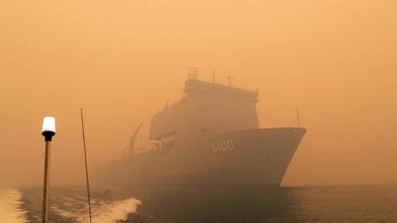 Buques militares evacúan a las personas atrapadas en Australia por los incendios