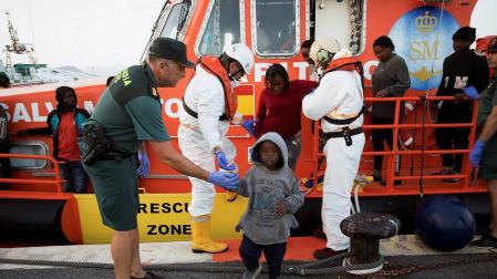 Llegan al puerto de Motril 40 personas rescatadas de una patera en Alborán