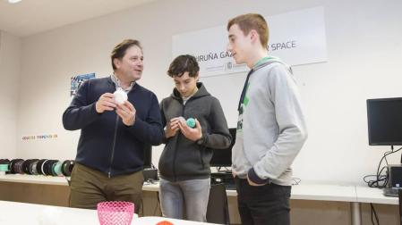 Tres jóvenes, premiados en el concurso de impresión de adornos navideños en 3D