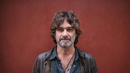 Quique González: “El disco no suena a poemas musicados”