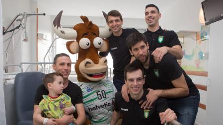 Les han entregado juguetes y material deportivo con los colores del equipo