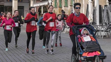 Los quintos nacidos en 1992 organizaron este sábado en Estella una marcha solidaria para ayudar a las familias de los niños Aiora y Yeray. Participaron en la carrera 302 corredores a los que se sumaron 30 de los jóvenes que forman parte de la Asociación Juvenil Quinta de Estella.