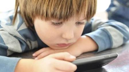 Los niños navarros pasan más de tres horas al día delante de pantallas