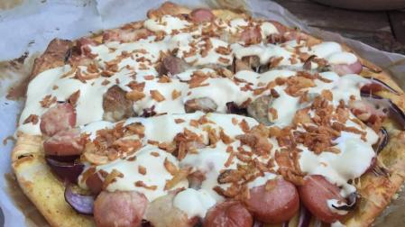 Imagen de la pizza de salchichas con salsa de mostaza