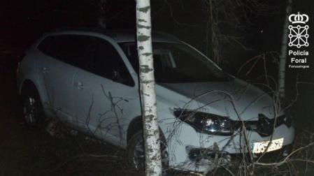 Choca contra un árbol en Salinas de Pamplona y da positivo en alcohol