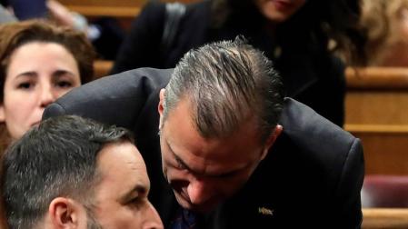 Twitter, selfies, libros y café, entretenimiento de los diputados en la investidura