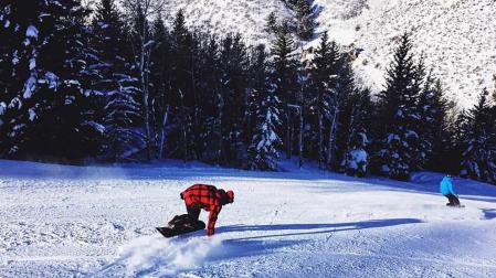 Hamilton felicita la Navidad desde una pista de snowboard