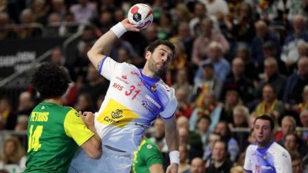El jugador de la selección española de balonmano Iosu Goñi Leoz, lanza el balón en el partido disputado ante Brasil