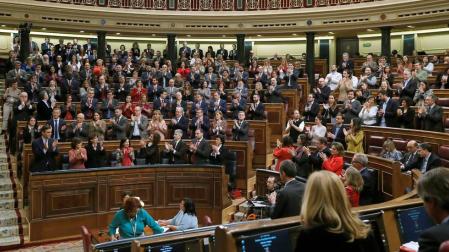 Pedro Sánchez recibe el aplauso de partido y de Unidas Podemos tras su última intervención en la segunda jornada del debate de su investidura