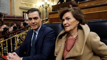 El presidente del Gobierno en funciones, Pedro Sánchez, y su vicepresidenta, Carmen Calvo, en el Congreso de los Diputados