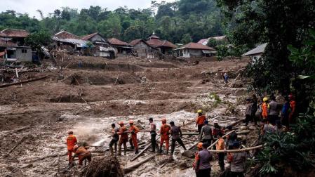 Los equipos de rescate buscan a personas desaparecidas en las inundaciones de Indonesia