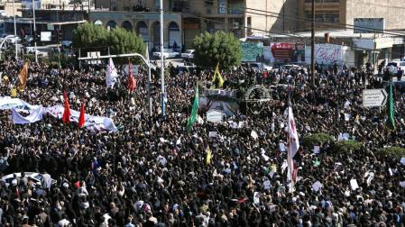 Manifestantes iraníes en el funeral del comandante de la Fuerza Quds Qasem Soleimaní