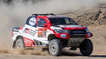 Coche de Fernando Alonso en la primera etapa del rally Dakar