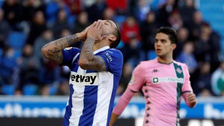 Joselu, delantero del Alavés, se lamenta tras fallar una ocasión en el partido contra el Betis