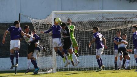 Ángel Gregorio, del Tudelano, trata de rematar entre Vilarrasa y Samuel, del Valladolid B, un córner que finalmente despejó la zaga pucelana.