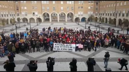 Concentración en Orkoien para rechazar la agresión sexual contra una vecina
