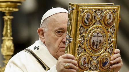 El papa Francisco, durante la misa que ofició en la basílica de San Pedro con motivo de la Epifanía.