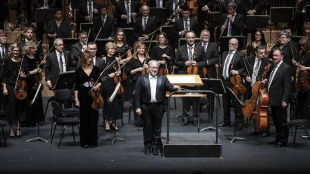 El director Miguel Romea y la Sinfónica de Navarra saludan en el Concierto de Año Nuevo.