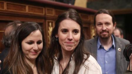 La portavoz adjunta de Unidas Podemos en el Congreso, Ione Belarra; la portavoz de Unidas Podemos en el Congreso, Irene Montero y el secretario general de Podemos, Pablo Iglesias, entran en el hemiciclo del Congreso