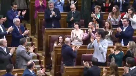 La diputada Aina Vidal (En Comú Podem) protagoniza el momento más emotivo de la investidura