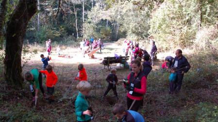 Instantánea de uno de los momentos de la jornada de trabajo voluntaria para mejorar el acceso a la gruta llevada a cabo por los escolares.