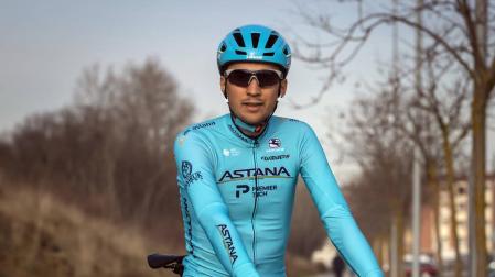 Óscar Rodríguez, con su nueva equipación de Astana y su bici Wilier, este martes en Pamplona.