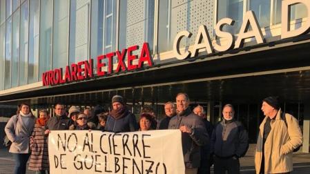 Plantilla y usuarios de Guelbenzu se concentran contra el cierre del centro