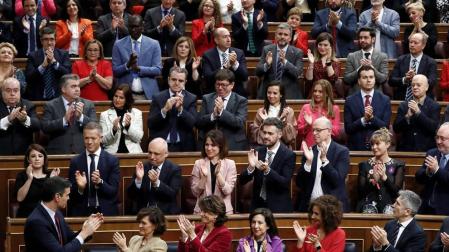 Pedro Sánchez (i), aplaudido por su grupo en el Congreso de los Diputados.
