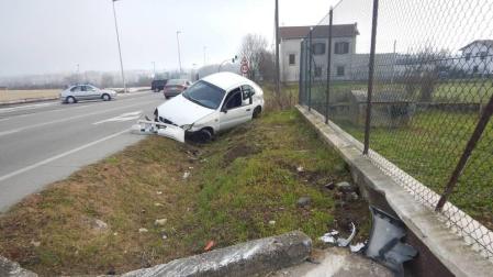 Conduce sin carné y choca contra un coche estacionado en Echavacoiz alto