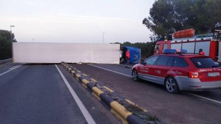 Cortada la N-232 en Castejón por el vuelco de un camión