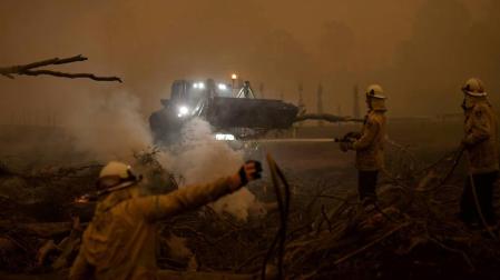 Bomberos australianos trabajan para impedir el avance de los incendios