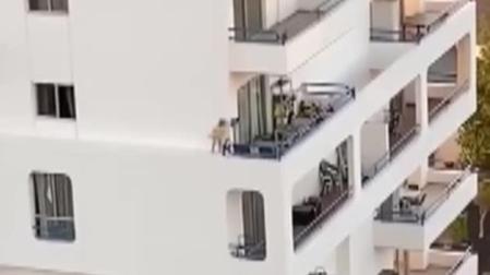 Una niña de 7 años corretea por la cornisa de un cuarto piso en Adeje, Tenerife