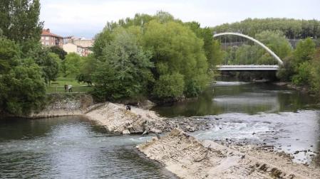 Imagen del azud de Sana Engracia, roto en su parte central, desde el invierno de 2018.