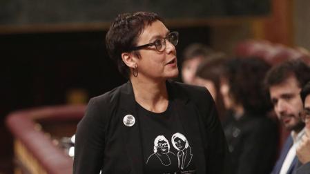 La diputada del ERC y hermana de la presa del Procés, Dolors Bassa, Montserrat Bassa, sube a la tribuna del Congreso.