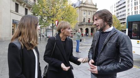 La cabeza de lista de Unidas Podemos al Congreso por Navarra, Ione Belarra (i), acompañada de Gema Gil (c), concejala de Unidas Podemos en Leganés y del parlamentario foral Mikel Buil