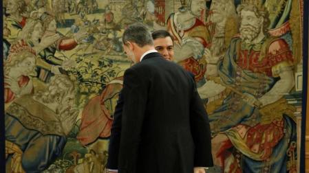 Sánchez y el Rey bromean tras la ceremonia: "Ocho meses para 10 segundos"