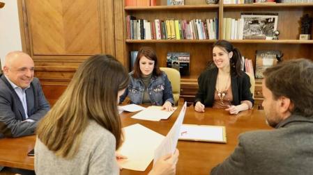 Las portavoces de PSOE y Podemos, Adriana Lastra e Irene Montero, firman un protocolo de funcionamiento del acuerdo del Gobierno de coalición