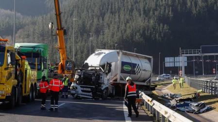 Catorce heridos, dos de ellos graves, en un accidente múltiple en Guipúzcoa