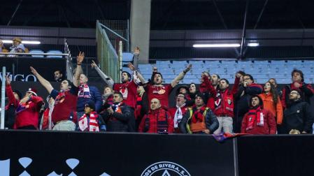 Un grupo de aficionados de Osasuna presencia el partido en Balaídos.