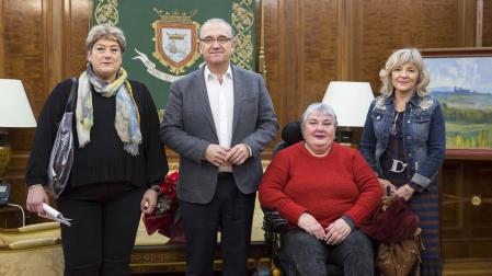 Enrique Maya recibe a la asociación de mujeres con discapacidad