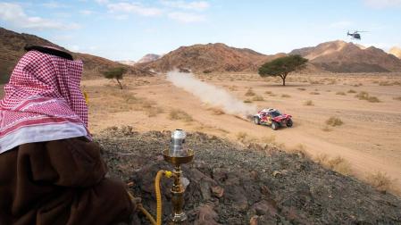 Carlos Sainz sigue líder pese a la presión de sus perseguidores