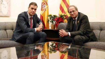 El presidente del Gobierno, Pedro Sánchez, y el de la Generalitat, Quim Torra, durante la reunión que han mantenido esta noche en el Palau de Pedralbes de Barcelona.