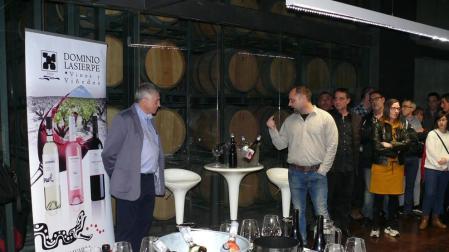 De izda. a dcha., Serafín Vicente (presidente) y José Ramón Aznar (enólogo) presentan los vinos de la bodega.