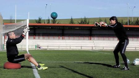 Rubén Martínez, trabajando en compañía de Richard Sanzol en uno de los campos de entrenamiento. El meta gallego ya se calza las botas y se pone los guantes.