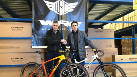 Pruden y Miguel Induráin, con las bicicletas con las que correrá el campeón villavés en la Titan Desert.