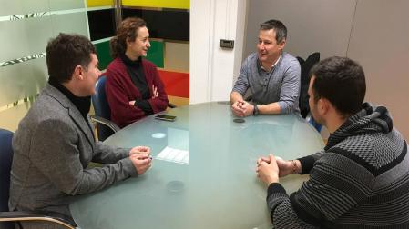 El consejero Eduardo Santos, la directora general de Políticas Migratorias, Patricia Ruiz de Irizar, Javier y Daniel en un momento de la reunión.