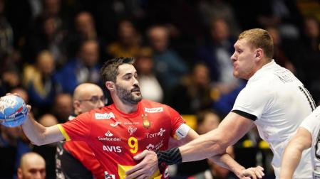 Ni las expulsiones logran frenar a España en su debut en el Europeo