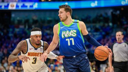 Doncic maneja el balón ante Torrey Craig.